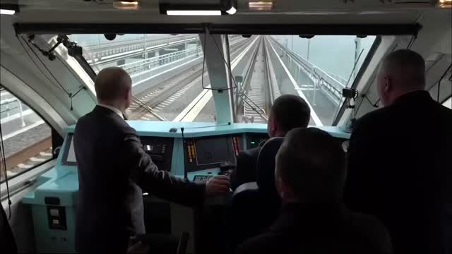 Putin aprì il ponte più lungo d'Europa che collega la Russia e la Crimea annessa collega la penisola di Kerch in Crimea e la penisola di Taman del Krasnodar Krai in Russia lungo 19 km è il ponte più lungo d'Europa