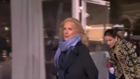 Jill Biden vừa đến Nhà thờ Đức Bà Mở cửa trở lại.