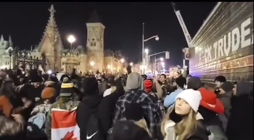 BREAKING - FREEDOM CONVOY - DANCE PARTY IN FRONT OF PARLIAMENT WITH TRUCKERS !!!