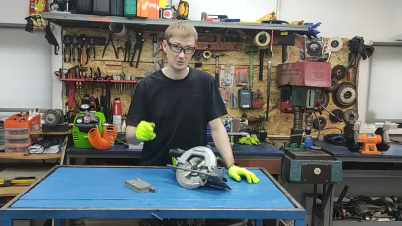 How To Sharpen A Circular Saw in 1 min. The saw sharpens itself.