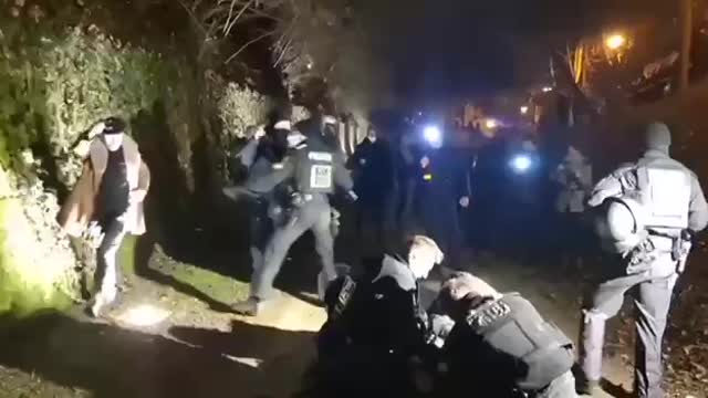 Polizeigewalt in Schweinfurt | Vorsicht, blutige Szenen!