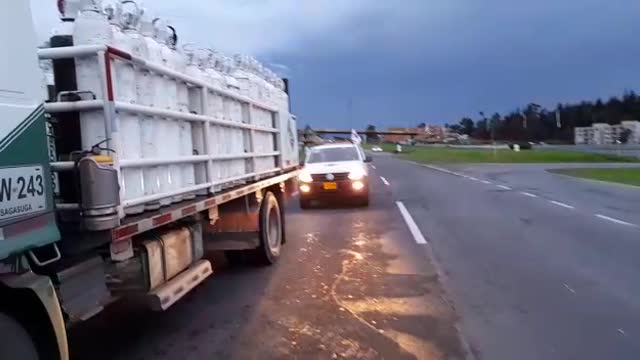 Video: Avanza misión de la Cruz Roja que acompaña dos vehículos con oxígeno para Santander