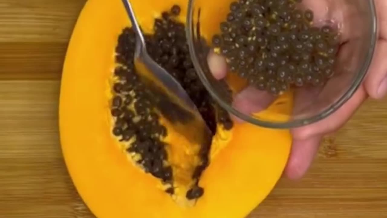 Mix lemon with papaya seeds.