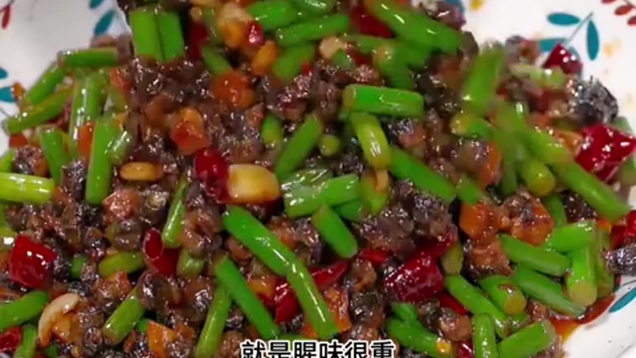 Fried snail meat with garlic sprouts is delicious and tasty.