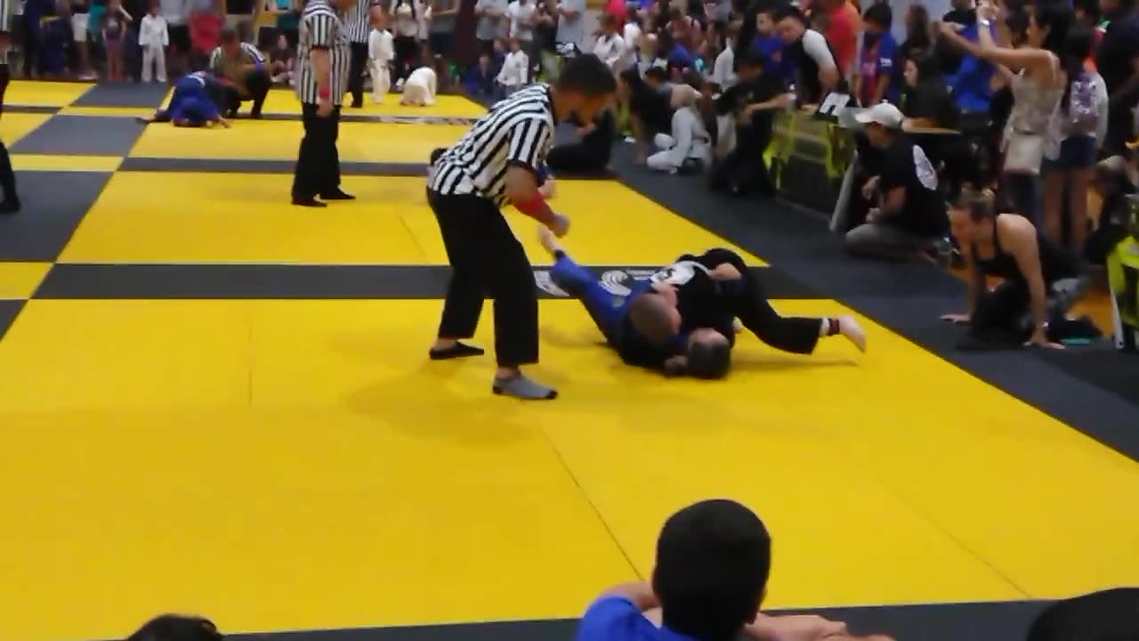 Girl fights boy Brazilian Jiu Jitsu