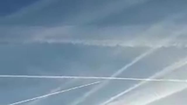 Cambio Climatico - diferencia entre un avión que fumiga y uno que no