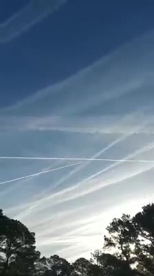 Cambio Climatico - diferencia entre un avión que fumiga y uno que no