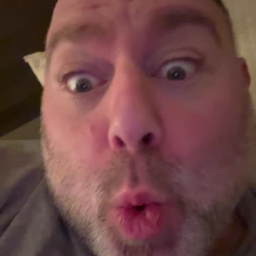 Christmas Joke! What is the difference between Santa Claus and Apefather?