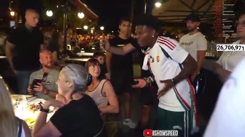 Woman shows IShowSpeed the middle finger after he went to an outdoor restaurant