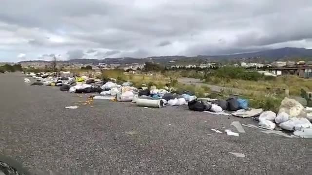 I rifiuti nella zona di San Gregorio a Reggio Calabria,Sud Italia quanto pattume c'è che sono messi peggio di loro e i netturbini lavorano...altro che Napoli...qui è la gente che fa proprio schifo oltre le amministrazioni corrotte e le ecomafie