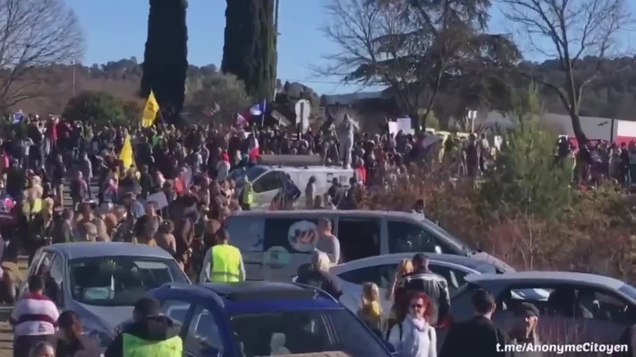 Convoi de la liberté Au rondpoint de Brignolles