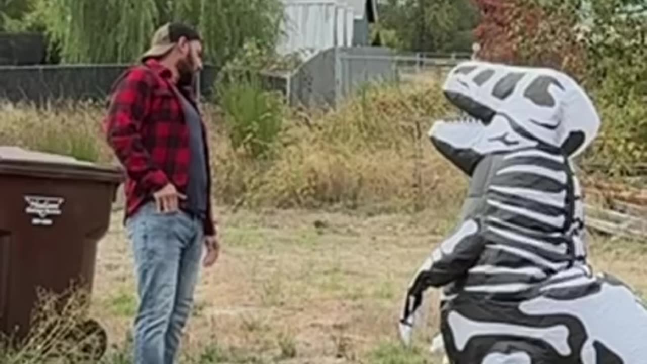 Tricking my 😂Husband with Yard Inflatables then scaring him