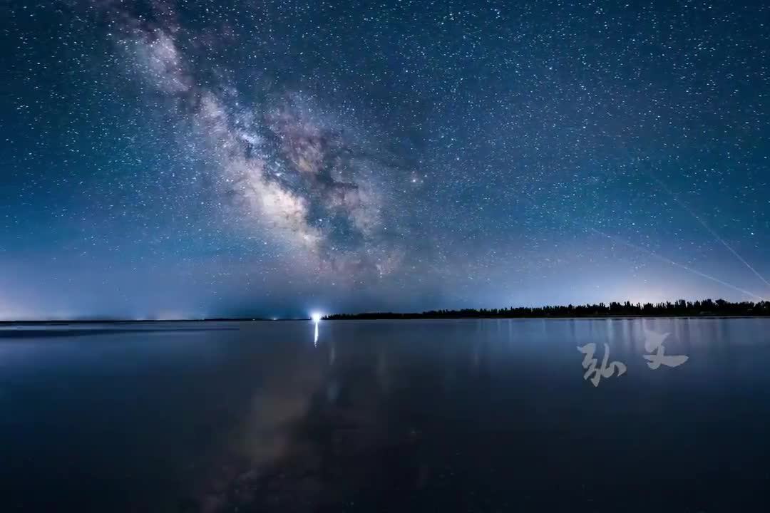 The vast galaxy is undoubtedly the most beautiful under the illumination of the lake.
