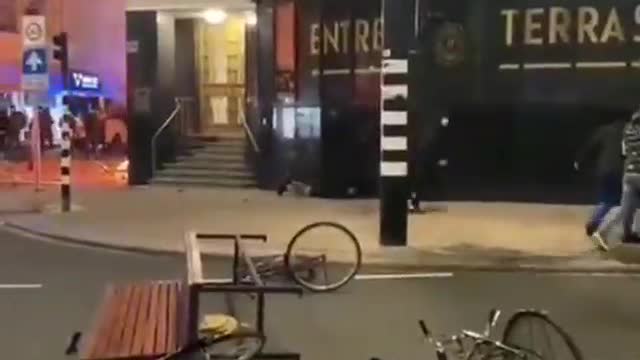 Escalation nei Paesi Bassi - la polizia spara ai dimostranti. Probabili feriti.