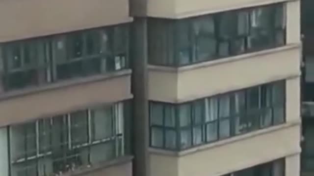 ¡Qué peligro! Niños saltan en azotea de edificio