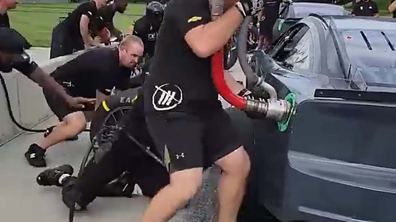 Can King Kenny change tires this fast? #nascar #pitcrew #pitstop