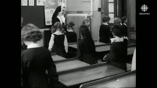En 1959, une classe de catéchisme dans une école primaire au Québec