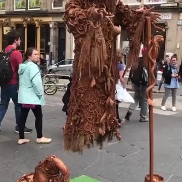 It's amazing that there is a magician in the middle of the city