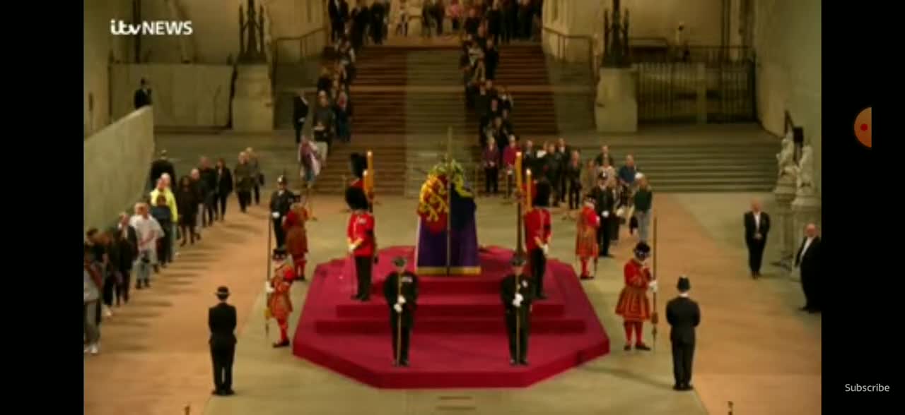 Guarda real passa mal durante velório da Rainha Elizabeth II, Inglaterra.