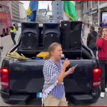 La activista climática y revoltosa apela de nuevo a la revolución!!