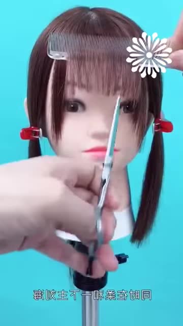 Master your hairstyle by cutting bangs !