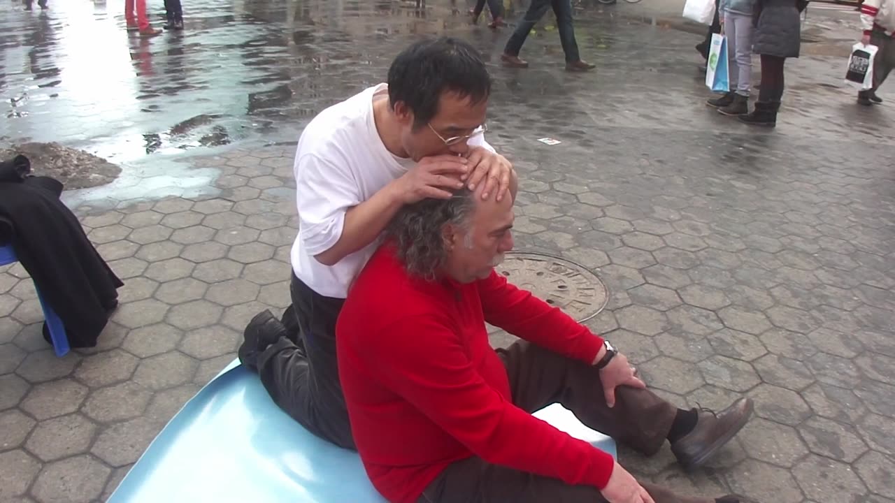 Luodong Briefly Massages Bald Mullet Man