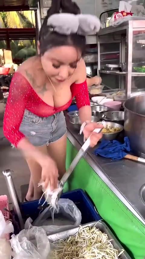 Streetfood in Thailand! Enjoy the preparation 🤭
