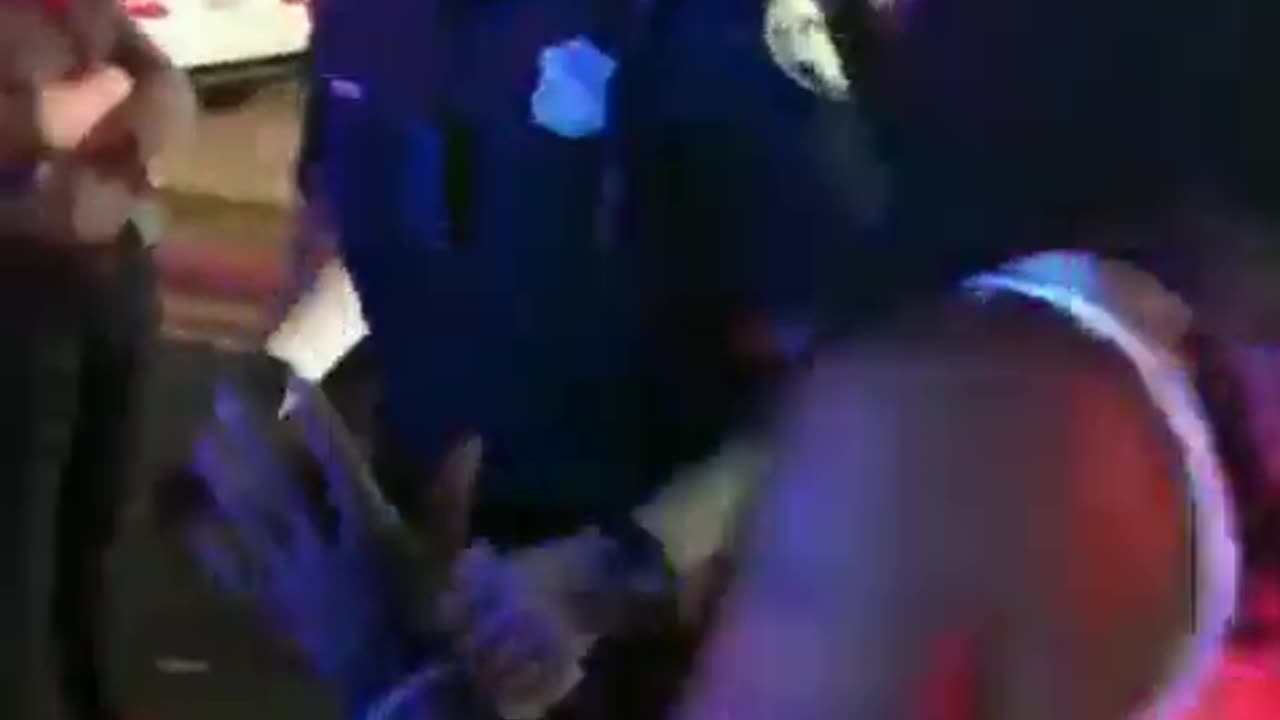 Huge Crowd in Atlanta Threatens Police Just For Being White