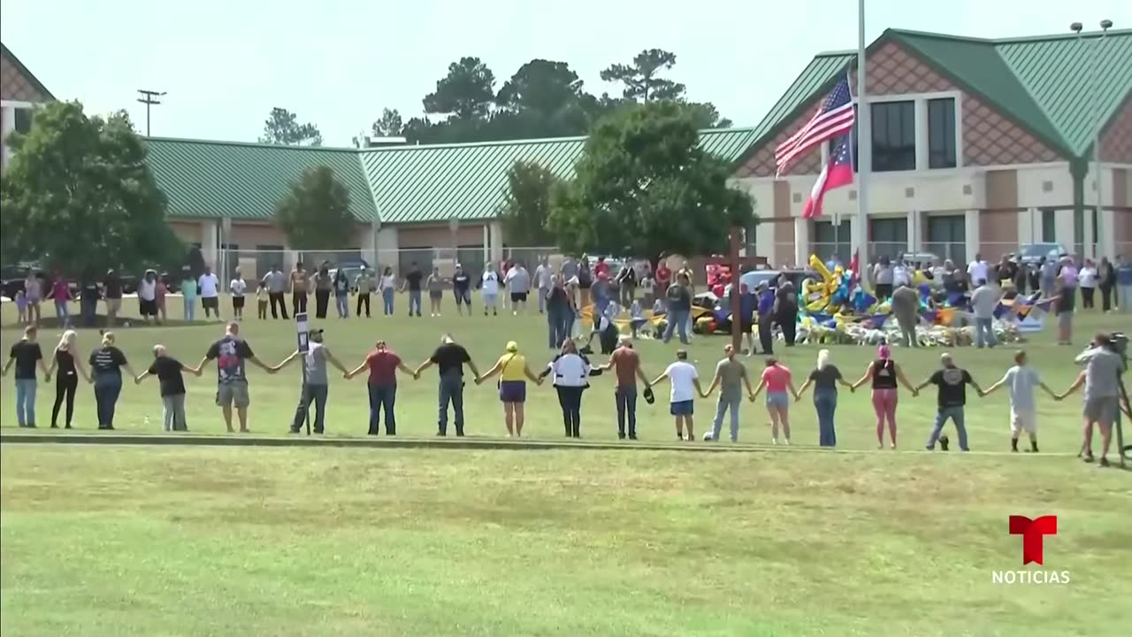 Muchos más cargos contra el padre del sospechoso de la masacre en una escuela en Georgia