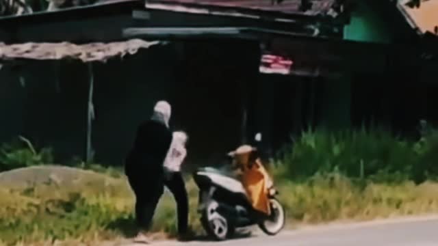 Suami Ngambek, Isteri Gendong Suami