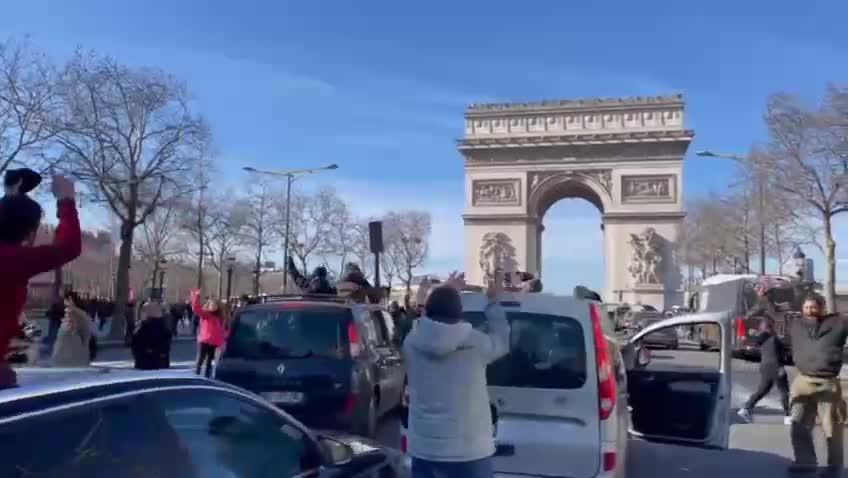 A group of the convoy for freedom has made it through and is blocking the Champs-Élysées in Paris