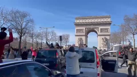 A group of the convoy for freedom has made it through and is blocking the Champs-Élysées in Paris