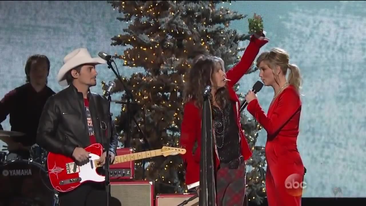 Steven Tyler & Brad Paisley Run run Rudolph CMA Country Christmas 2014