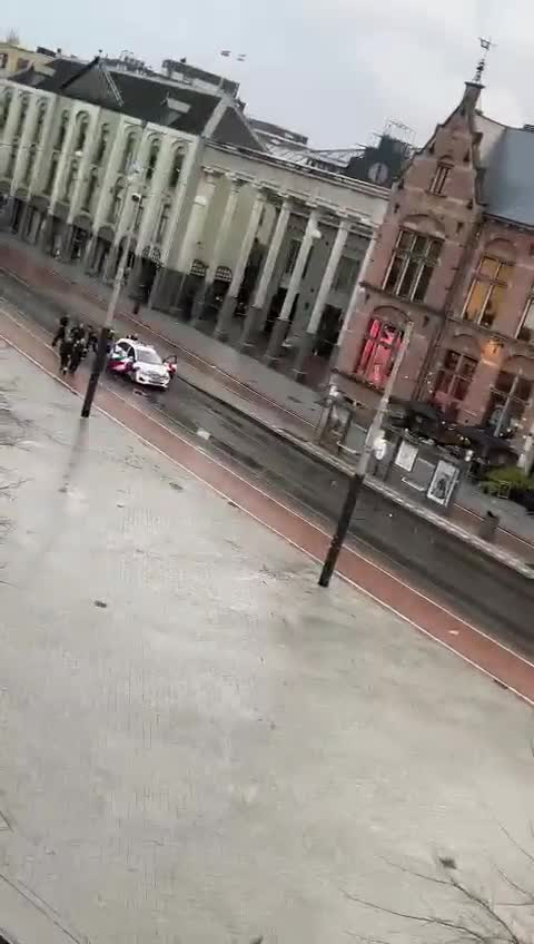Hostage situation at "An Apple Store in Amsterdam"