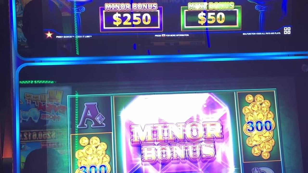 SPIFFIN' PIGS!!! #slots #casino #slotmachine #slotwin #jackpot #bonusfeature #casinogames #gambling