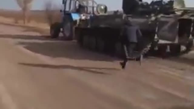 A Ukrainian farmer using his tractor stole A TANK... 😆😆😆