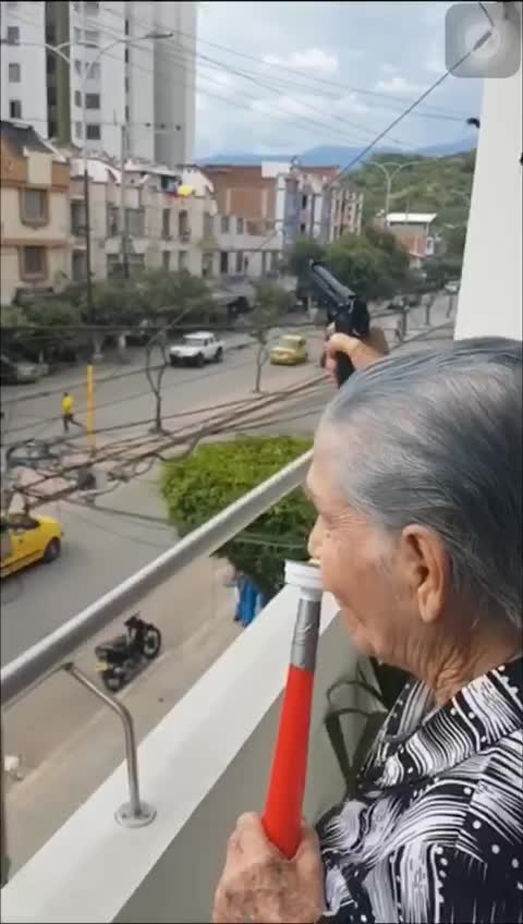 Señora en Girón tiros al aire