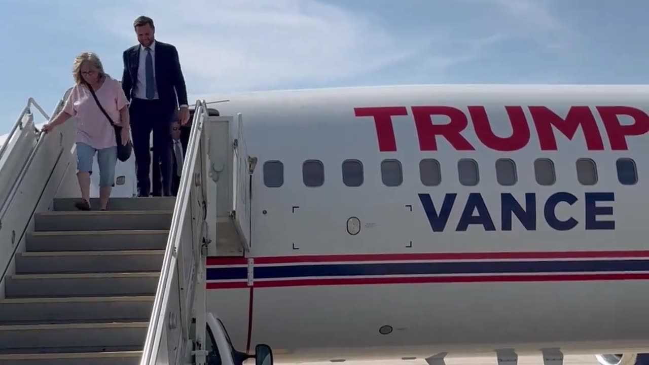 JD Vance wheels down in Michigan 🇺🇸