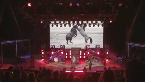 Lainey Wilson Red Rocks