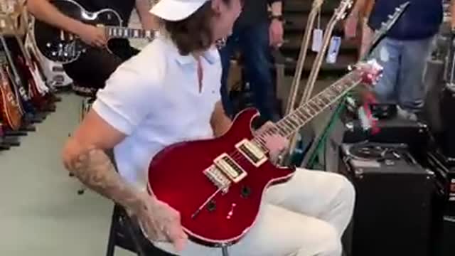 Disguising myself, pretending to be a beginner, then shredding🤫🎸