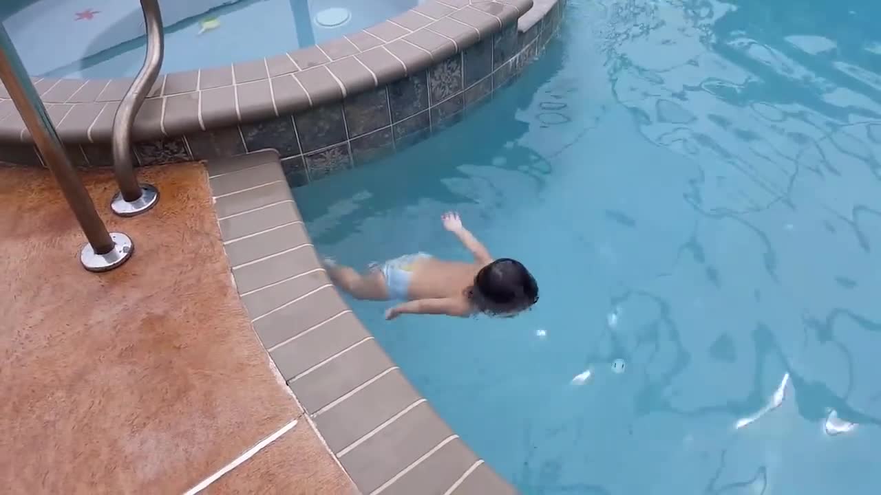 1-Year-Old Swims by Herself || ViralHog