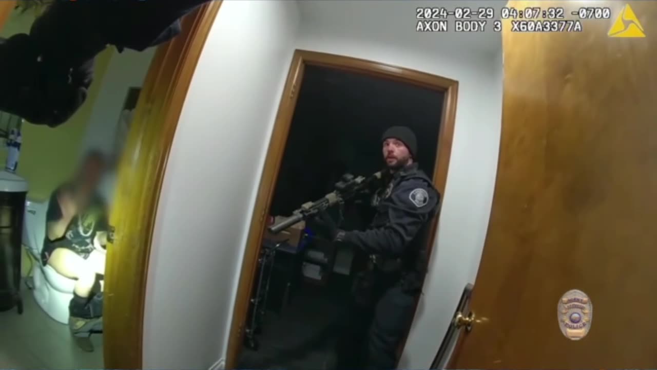 Bizarre Bathroom Incident: Suspect vs. Police!