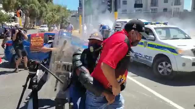 Saftu members arrested after clashing with Cape Town SAPS