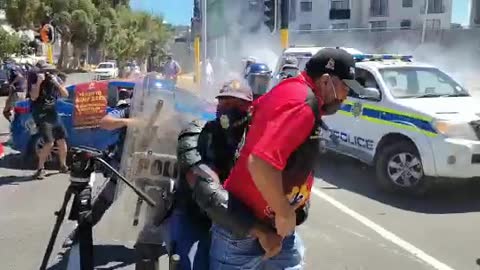 Saftu members arrested after clashing with Cape Town SAPS