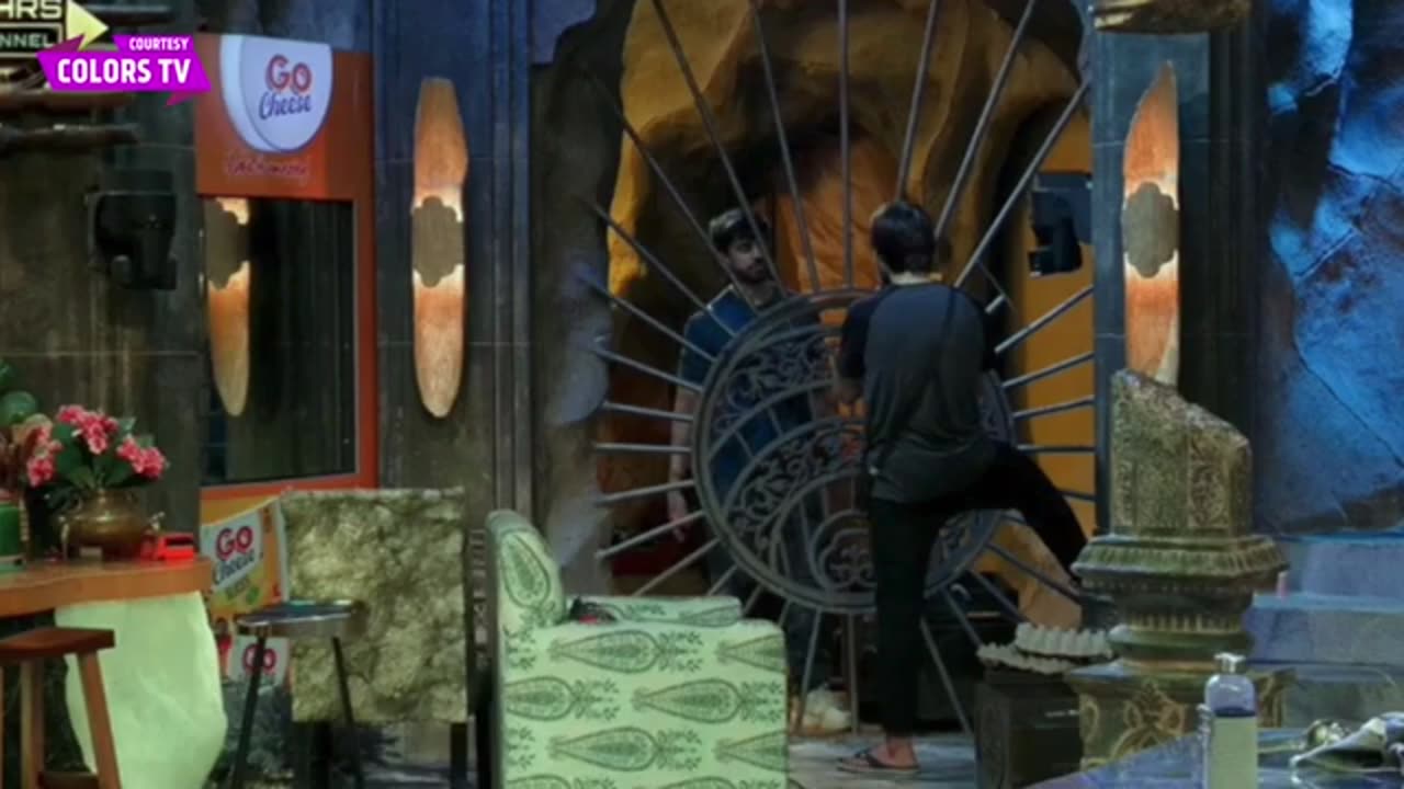 Bigg Boss 18 LIVE: Eisha Ki KURBANI Hui Barbad, Arfeen Nhi Denge LUXURY Ration, Avinash Ko Aya GUSSA