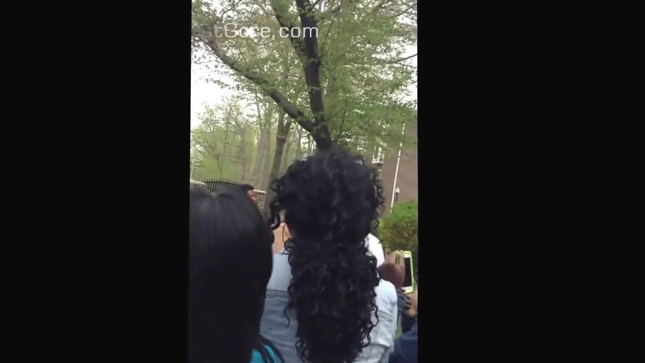 Chaotic Street Fight Involving Mother and Daughter