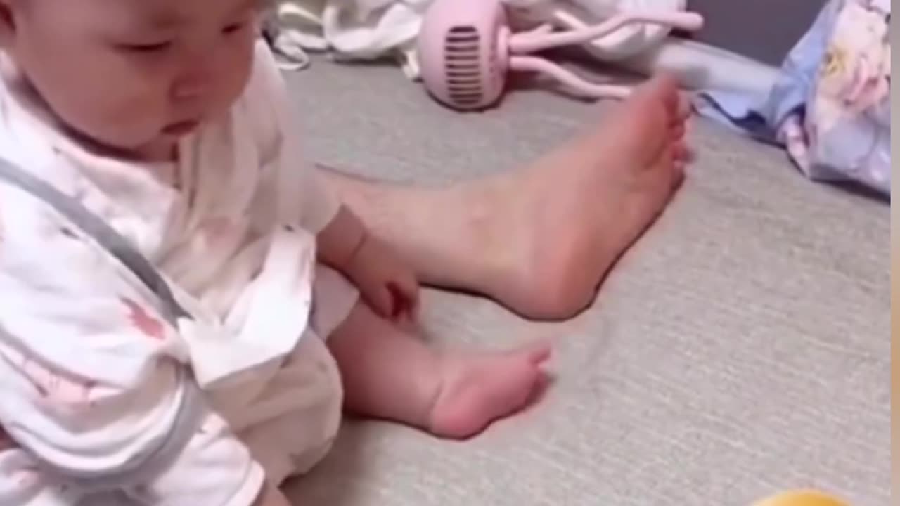 Funny baby reaction 🤣🤣