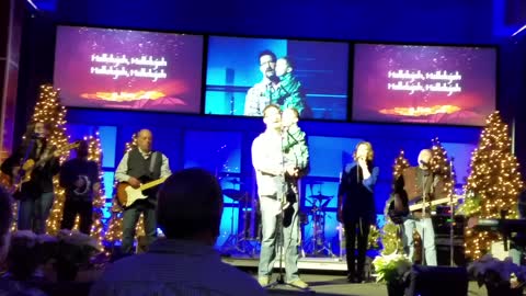 Police Officer Sings Hallelujah At Church With Son, Amazing Video