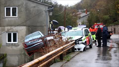 Vozač Taxi Cammea udario parkirano vozilo koje je završilo na zaštitnoj ogradi