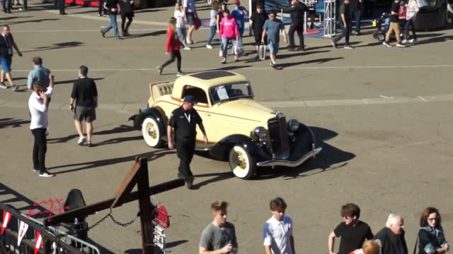 Imagine living in a city that contains a lot of old cars and a beautiful old atmosphere